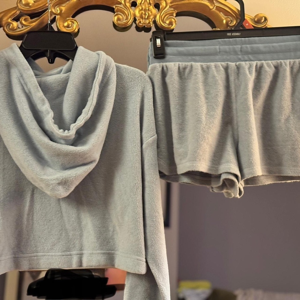 NWT cropped feat set sz small - Picture 2 of 8